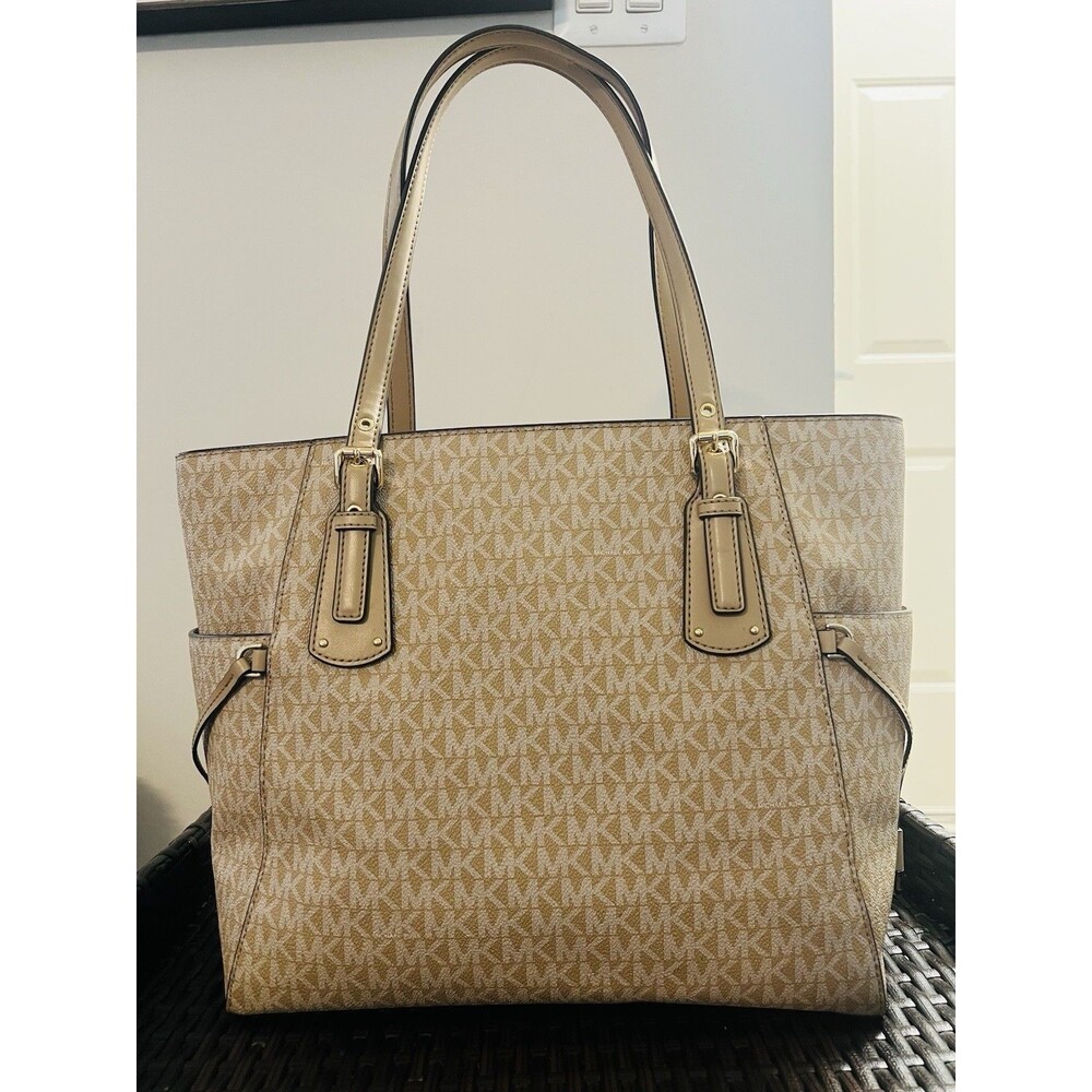 Michael Kors Voyager EW Tote Luxury Signature MK Vanilla Gold Shoulder Bag NWOT - Picture 4 of 11